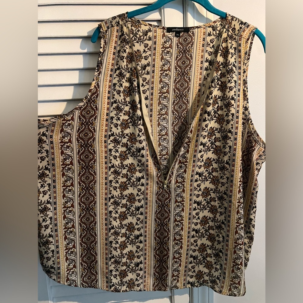 Sleeveless zipper up blouse